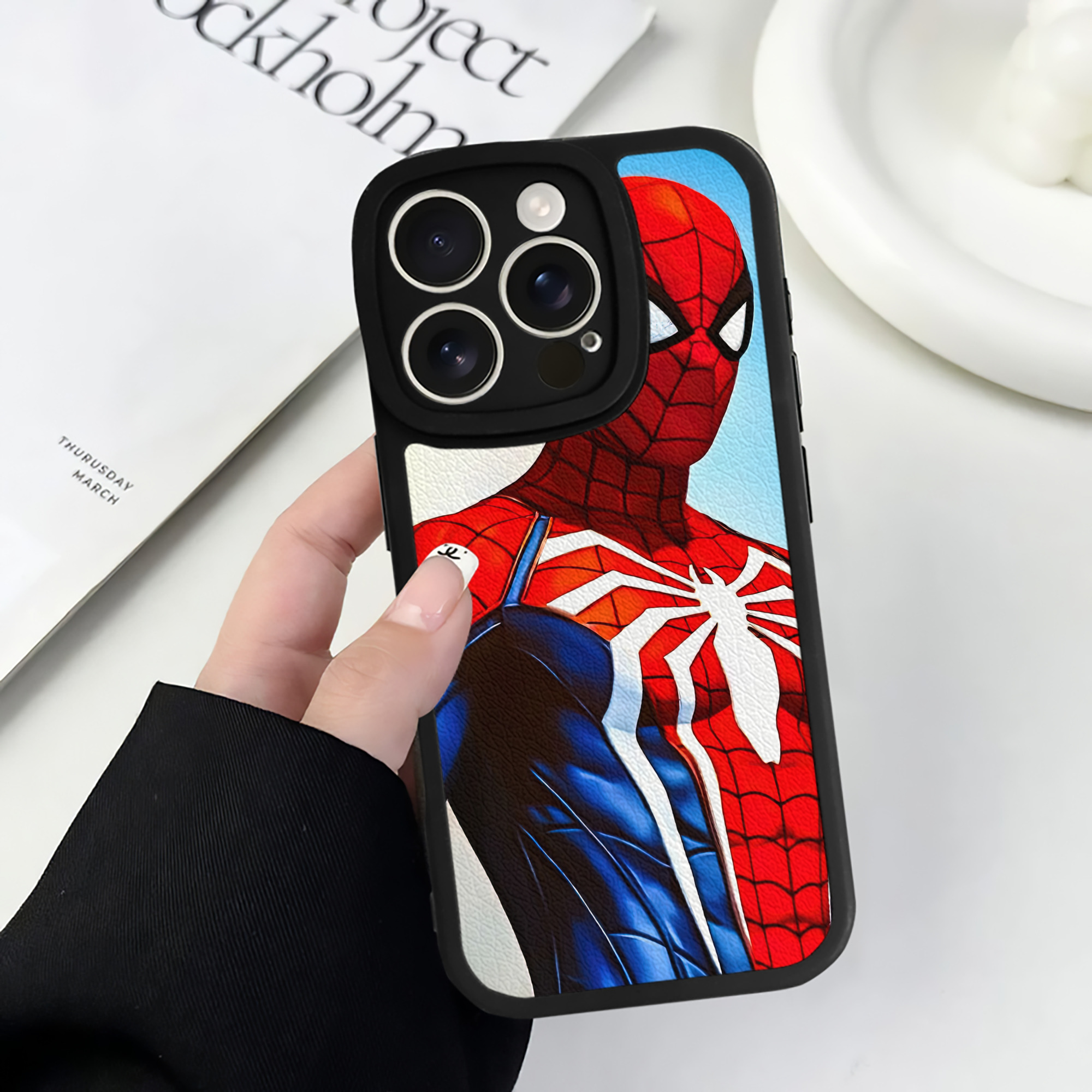 Spider Man スパイダーマン 【iPhone 16シリーズ対応】シリコンスマホケース（レザー調） 材質：シリコン
